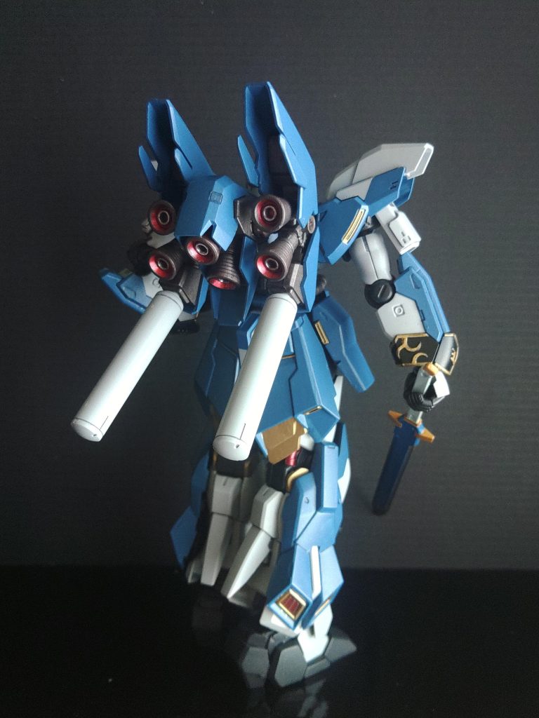 エレガントな後ろ姿。スラスターは内部をGXメタルレッド、中央をガンダムマーカーメッキシルバー、スラスターユニットと噴射ノズルはMR.メタルカラーのダークアイアンとGXメタルレッドとパープルと何やかんやを混ぜた色(本人も忘れた)