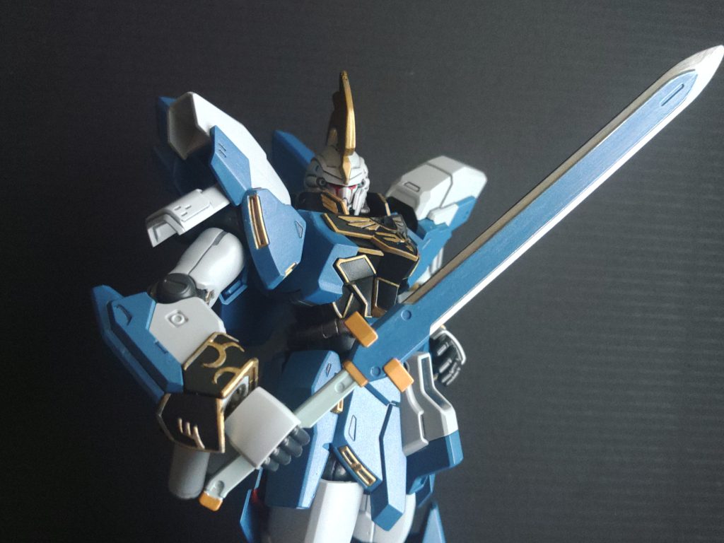 胸部は可動よりもエレガントさを優先してノーマルシナンジュのパーツを使用。武装はエレガントに実剣一本のみ、無粋なビームライフルやバズーカなどは無し。悪役であって悪人ではない閣下にとって、たとえ機体が無傷であろうと剣を折られるまたは取り落とす事すなわち敗北を意味する、閣下は戦い方もエレガントかつノーブルなのである。剣はオルフェンズ武器セットのグレイズ用大型ブレードを塗装。