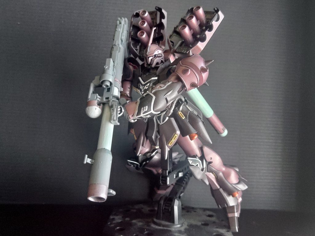 アンジェロの暴力的な面を押し出したトゲトゲ一杯武器一杯の二郎系、見ての通り大佐のためとあらば何でもやる一番ヤベータイプです。ホントはもっと明るいつや消しメタリックピンクになるはずだったんですが、やけにドスの効いた色になりました。