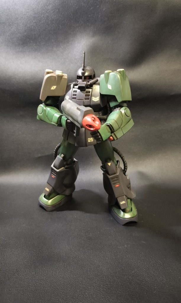 デカールは144のジオン軍汎用だったかな?あと旧キットのを使いました。