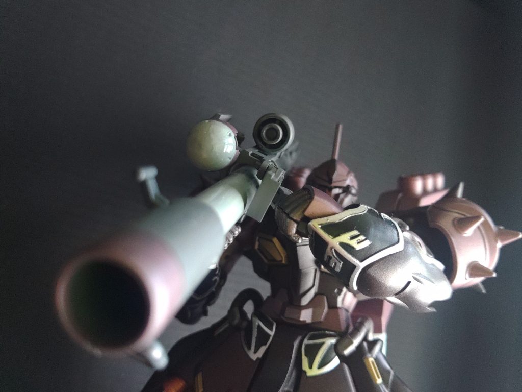 専用ギラ・ズールのイメージから狙撃が得意なのかと思ってたら全く違うタイプのローゼンに乗り換えたアンジェロ。個人的にはギラ・ズールで狙撃や長距離射撃で活躍してほしいイメージがあったので、そのイメージも込めてバズーカを持たせました。