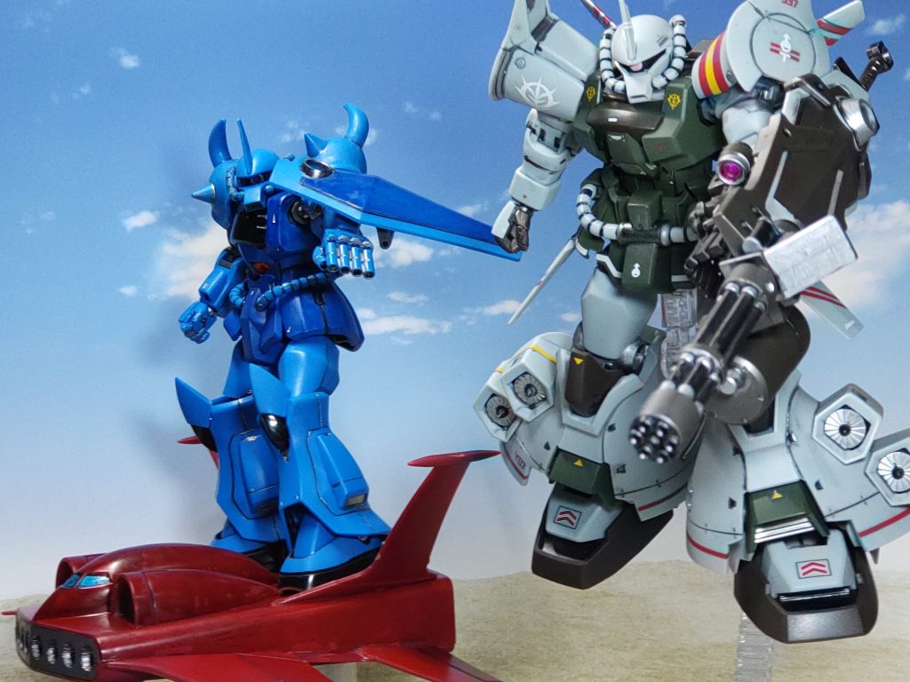 そんな中、ドダイYSを完成まで漕ぎ着けたのは、正に僥倖と言えるMSの輸送のみならず、MSを乗せて空中戦まで行える本機は、それまでの空中戦の在り方を変える劇的な存在だったしかし………、タッカー大尉はまだ不満であった「これでは乗せられているだけだ。飛んだ事にはならん」「贅沢を言うなよ、ホーク。MSで空中戦をするなら、これ以上の形は無いと思うぜ」「しかし、俺は……いや、俺が空を飛びたいのだ!自由に、舞うように、そう…鷹のように飛ぶには、MS自身が飛ばなくてはならんのだっ!!」「ハハッ、相変わらず飛ぶ事が大好きな奴め。良いだろう、いつかその機体が完成したら俺も乗せてくれよ」そう言っていた友も、帰らぬ人となった……連邦の白い悪魔、ガンダムというMSにやられたらしい(ジオンの技術は、連邦より十年先に行っていると思っていたのだかな…)最早、MSによる優位性はほとんど無いのだろうこのまま行けば、あと数ヶ月で連邦にも空中戦をするMSが出て来るのかもしれない…(結局、俺のしてきた事はなんだったんだろうな……。まぁ、これだけ空を血と爆炎で汚せば、罰が当たるのも当然か…)