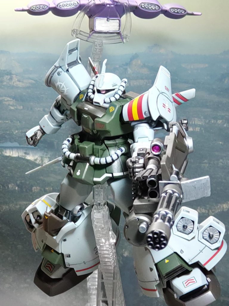 「タッカー大尉、どうぞ❗」「ホークウィンド・タッカー、グフ・フライトタイプ出るぞ❗」ようやく形になったグフ・フライトタイプしかし、このあと本国より帰還命令が出された彼にとって、どうやってもこれが最後の戦いとなるのだった…(ならば……、せめて空で散ろう。そして出来るなら、友をやったガンダムというMSに一矢報いよう)