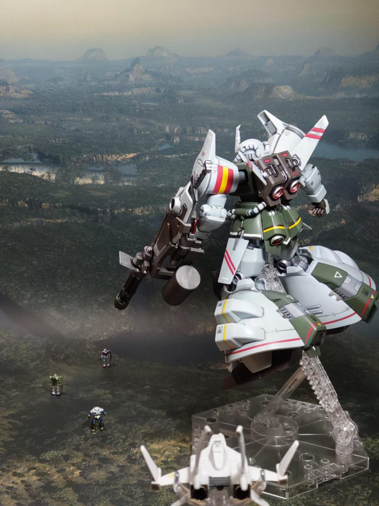 「また、不用意にMSが飛び込んで来やがった!」後方より、連邦の戦闘機TINコッドがせまる