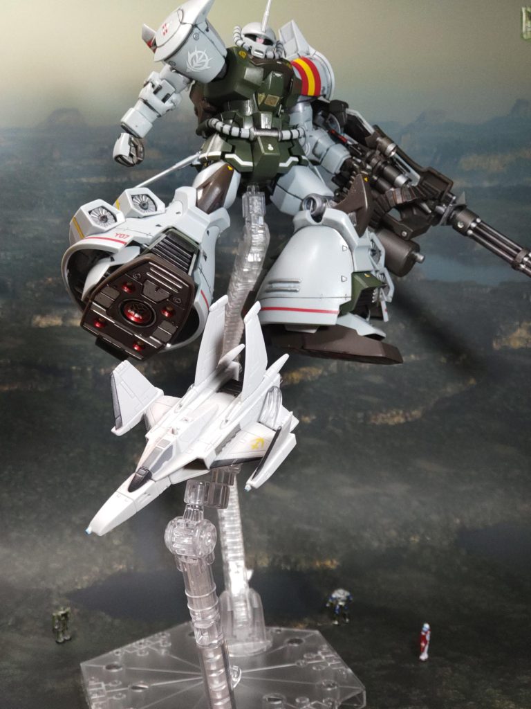 しかし、TINコッドの攻撃を華麗に躱すグフ「なにっ❗あのMSは飛べるのか❗❓」「どうした、ニワトリと鷹を間違えたか❓やはり貴様らに空は渡せん❗」