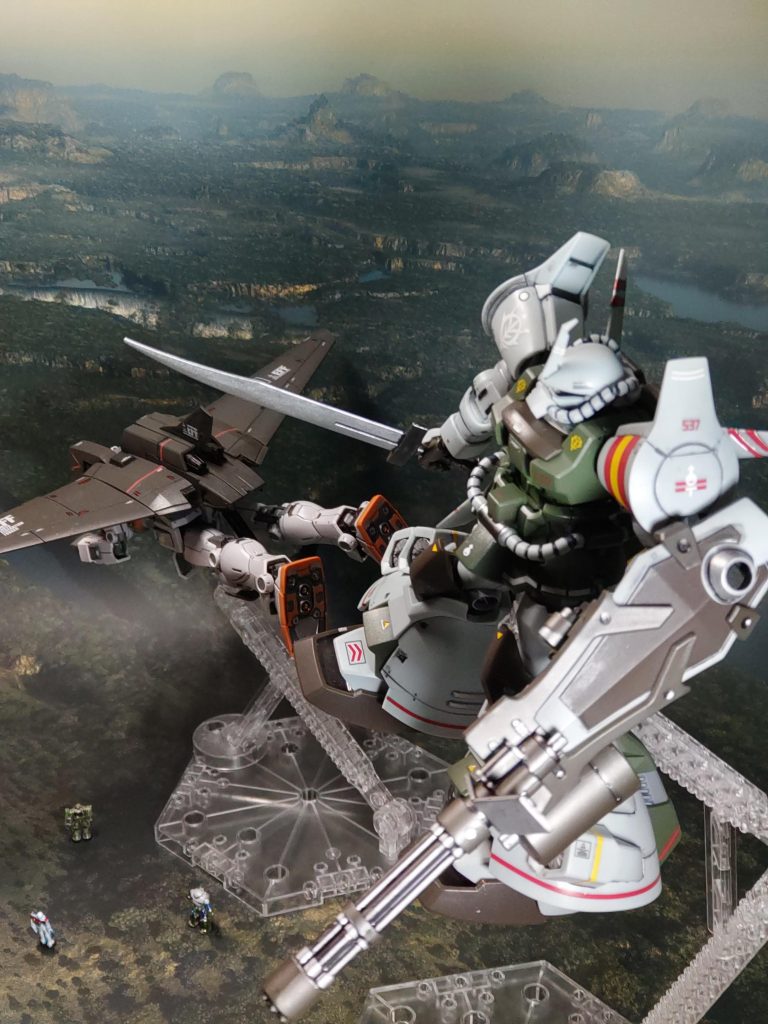 眼下には一機の航空機が見える……「あれは………まさか……」足が見える……紛れもない、あれはMSだ「もう少し先だと思っていたのだがな……」どうやら、連邦も空を飛ぶMSを開発したらしい「良いだろう……。お前と俺、どちらが空に相応しいか勝負だ❗❗」………TO BE CONTINUE