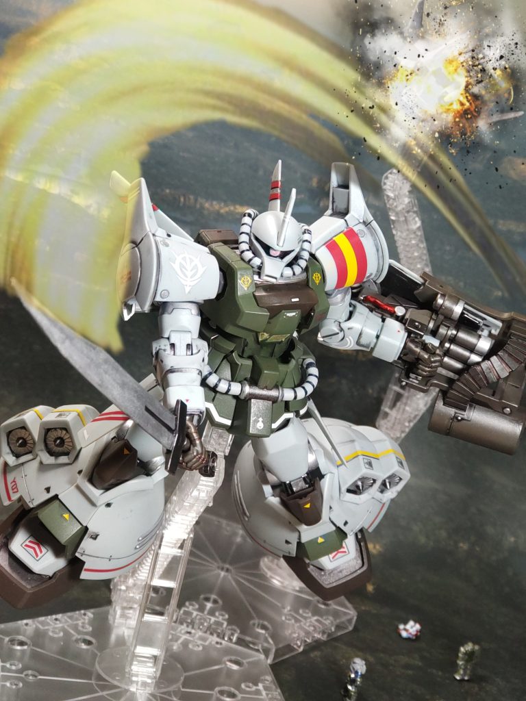 グフのヒート・サーベルが一閃する❗「みな続け、頭は俺が押さえておく❗」次々とザクが飛び降りて行く…