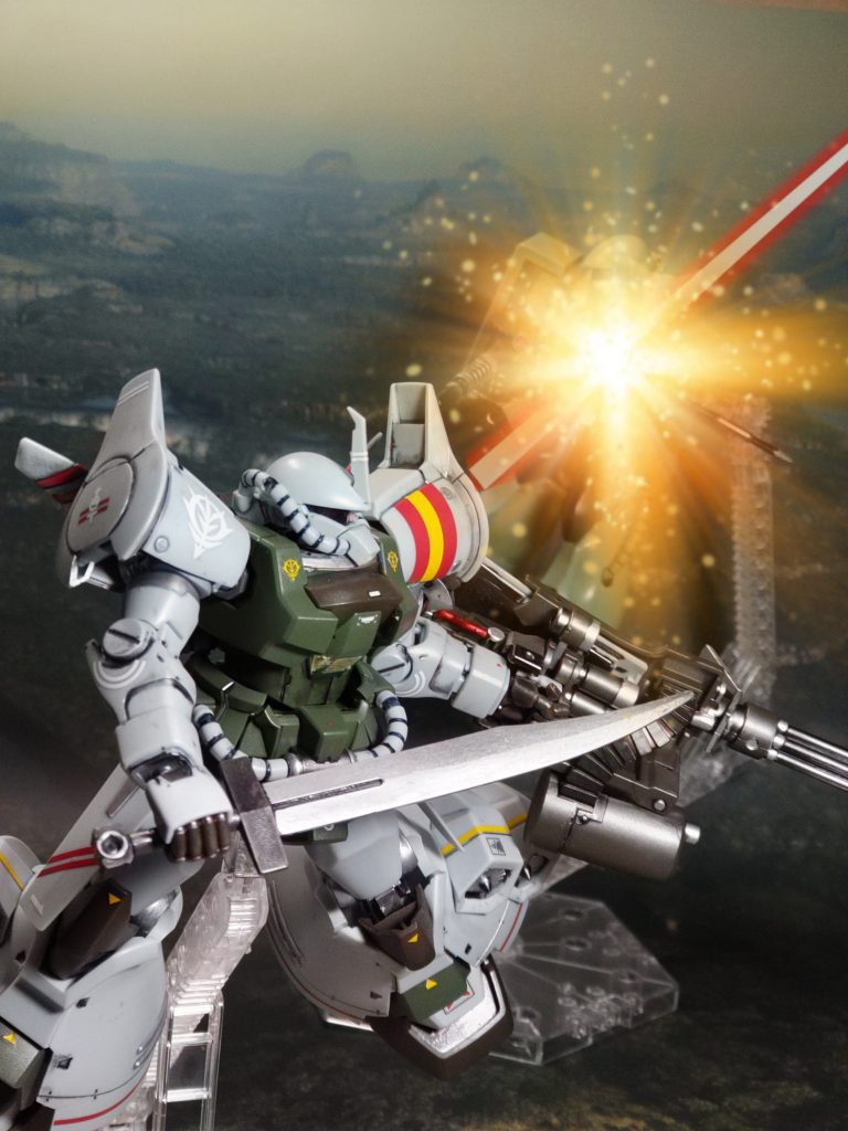 「うわっ❗」ドーーーン❗❗直後、すぐ近くにいたザクがビームに貫かれた「なにっ❗❓どこからだっ❗」