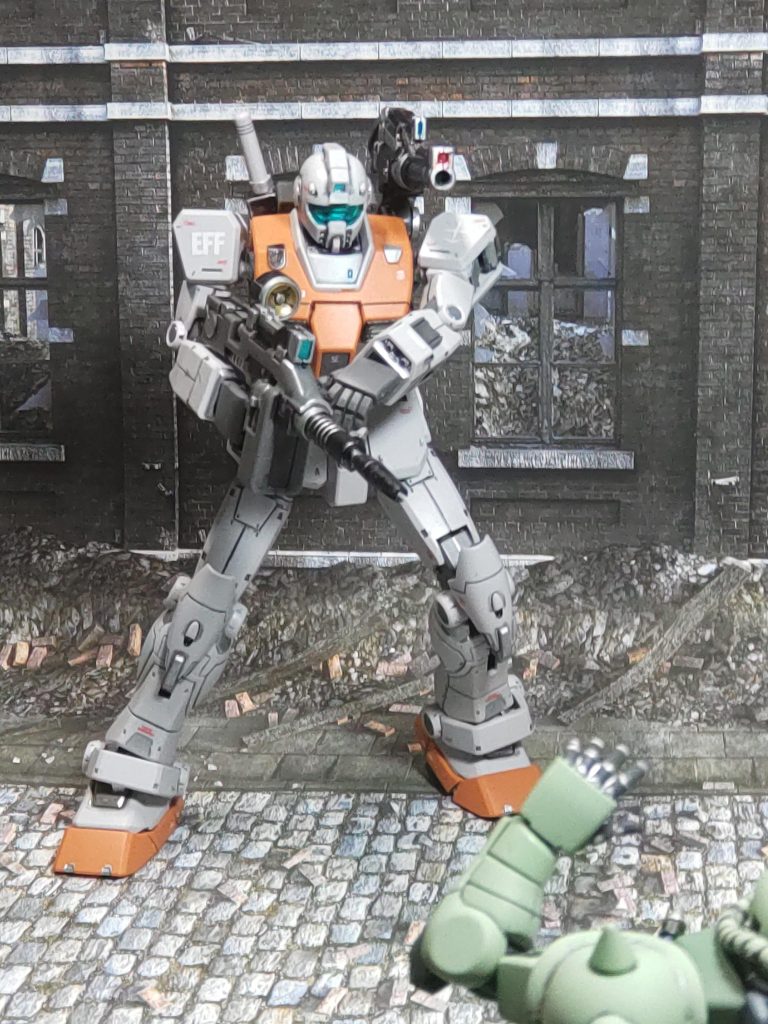 ビーム・ライフルを構えて、腰だめ撃ち敵機発見、直ちに殲滅する！