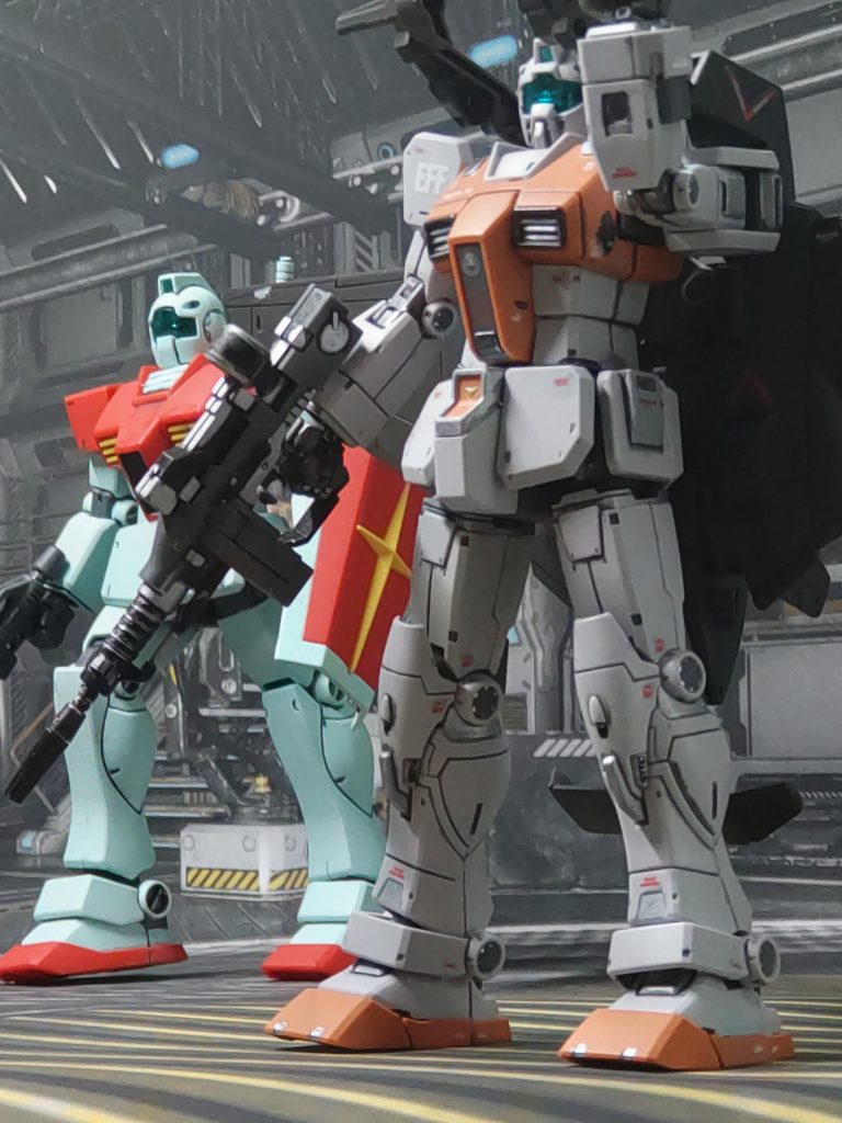 ジャブロー地下施設… 「じゃあ、お先に。今度は這ってでも出撃できるから、安心ね♪」同僚のスワ少尉が、トビーを揶揄しながらMSジムで出撃していった「言ってろ!」事実、トビーは今まで出撃したことがない正確に言えば、3度も出撃を見送られた地球連邦空軍所属のトビー・カイト少尉は、元戦闘機乗りであるしかし、出撃する度にトラブルに見舞われる彼は、一度も戦闘機で戦闘したことが無いのだ1度目の出撃は、直前のエンジントラブル2度目の出撃は、移動時の接触事故での主翼の破損3度目の出撃が一番ひどく、離陸時に鳥がエンジンタービンに突っ込み、直前で航行不能になるというトラブルだったそして……、その時の仲間は誰も帰ってこなかった……いつしか彼は「ハードラックトビー」と呼ばれ、不運の象徴として誰も近寄らなくなった…そして組む者もいなくなり厄介者扱いされた彼は、空への未練を残したままMSパイロットへと回されるのだった「普通、MSのパイロットって私のようなエリートがなるものよ?」新しく出来た同僚のスワ少尉は、口こそ悪いが彼の噂を気にする事なく付き合ってくれる良い仲間だ確かに彼女の言う通り、MSパイロットになりたくてなった訳ではないトビーの存在は、かなり異色と言える「ま、そんな海の物とも山の物ともつかない物のテストパイロットには、あんたがお似合いかもね♪」(押し付けた張本人がよく言うよ…)もっとも彼がMSパイロットにすんなりなれたのは、この実験機“ライトライナー”の適正が高かった為だしかし文字通りの実験機であるライトライナーは、まだ十分なテストもされぬまま、彼を出撃させるのだった(まぁ飛べるなら何でも良い……。今度こそ、俺は空をかけるんだ…)「進路クリア、発進どうぞ!」「トビー・カイト、ジム・ライトライナー出る❗」