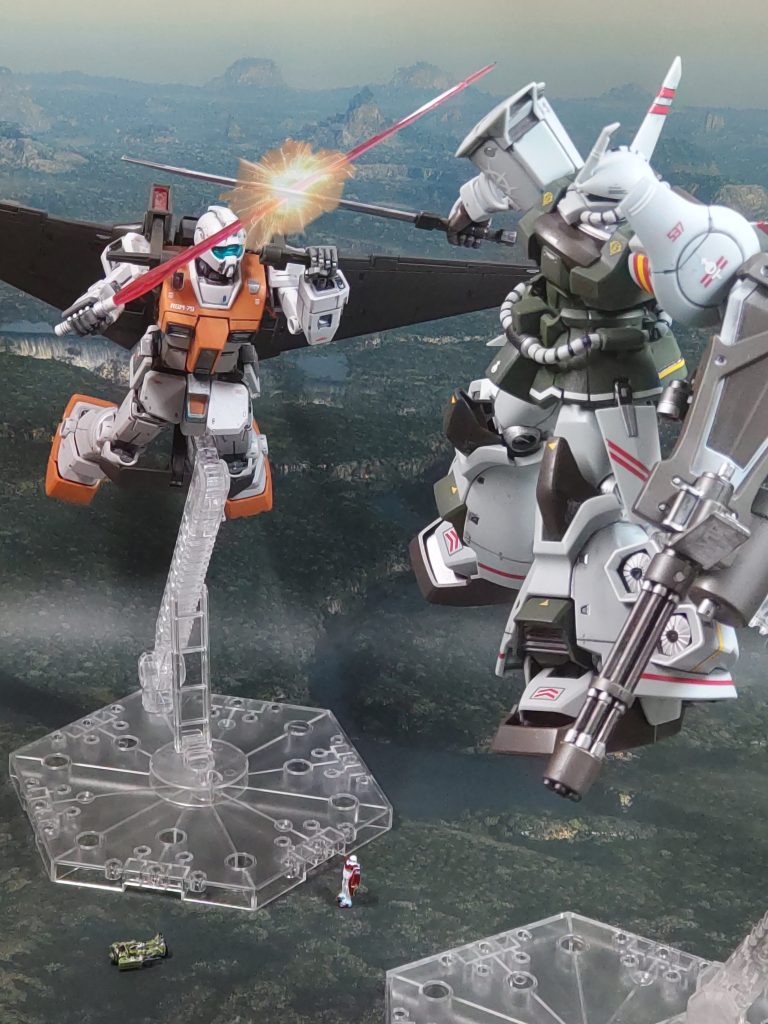 「うおぉぉぉぉっ❗❗」ビーム・サーベルで斬りかかるジム・ライトライナー「なにっ❗あの体勢から持ち直しただと❗❓」「空を……、そう簡単に空を諦めてたまるかぁ❗」「なんと……………、フフ、フハハハ、ハーッハッハッハッ❗そうか雛鳥も……いや雛鳥だからこそ、空に焦がれるか❗」ヒート・サーベルで応戦するグフ・フライトタイプ「良いだろう、ならば教えてやる❗飛び方を❗狩り方を❗舞い方をなぁ❗❗」グフ・フライトタイプのヒート・サーベルが乱舞する「このっ、ちったあ遠慮しろ❗」負けじと応戦するトビー「手加減してほしいか❓残念だったな、遠慮で空は飛べん❗❗」グフ・フライトタイプのヒート・サーベルが、ライトライナーを斬り裂いた…