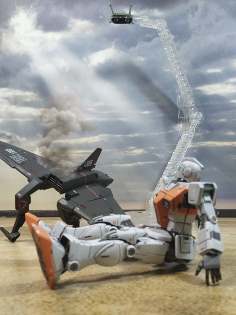 「タッカー大尉、作戦終了です。速やかにコムサイへと帰還してください❗」今度こそ飛べなくなったジム・ライトライナーを尻目に、グフ・フライトタイプはコムサイへと乗り込んだ「連邦の雛鳥よ……、また会おう。そして…礼も言っておこう、私は再び空へ帰る気になれた、とな」そしてコムサイが飛び立ったあと……壊れたライトライナーの横で、トビーは空を眺めていた…『トビー、生きてる?生きてるなら返事をして』スワ少尉から通信が入る「なんとか生きてるよ……ライトライナーは壊れちまったがな」『やったじゃん、汚名挽回だね♪』「返上だろ」『壊したんでしょ、じゃあ挽回よ』「言ってろ……切るぞ」『ちょっと………あっ』言うやいなや通信を切るトビーに、スワ少尉は呟く「………たく、“ありがとう”ぐらい言わせなさいよね」そして空を眺め続けるトビーは、空へ向かって呟くのだった「いつか…、絶対あんたより高く飛んでやるからな」 FIN