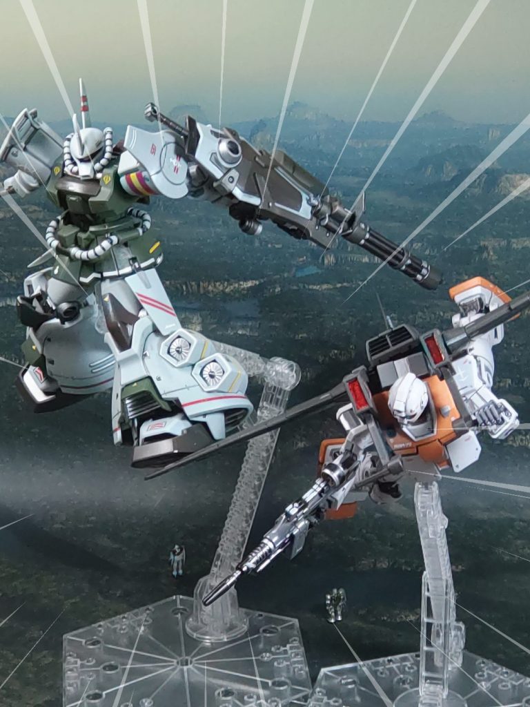 「良いだろう……。お前と俺、どちらが空に相応しいか勝負だ❗」突如、上からMSがやってくるグフが飛んでる……フライトタイプだ❗「ジオンには飛べるMSもあるのかっ❗❓」「初めましてだなぁ❗だが、そちらは飛ぶのに未だ慣れていないようだ。そんな未熟な腕では、我から空を奪うには能わん❗」グフ・フライトタイプの蹴りがライトライナーに当たる「うわっ❗❓」体勢を崩され、落下するジム・ライトライナー
