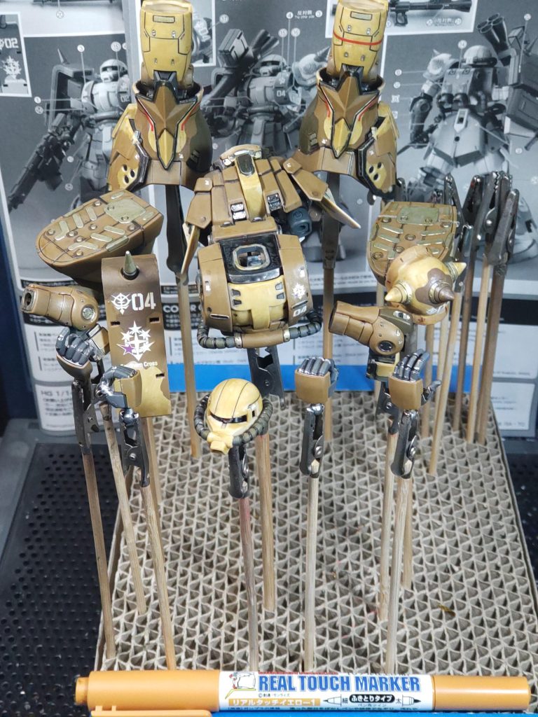 とりあえずバラバラにして、薄く黄色に塗って綿棒でゴシゴシいい感じに黄ばみを付けます