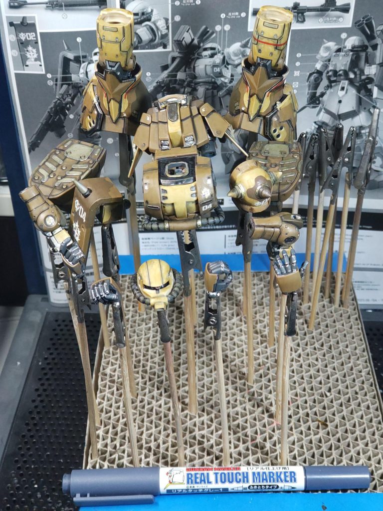 次に、溝や段差をグレーで汚すあまり違いはないけど、陰が少し濃くなったので、より立体的になったはず…