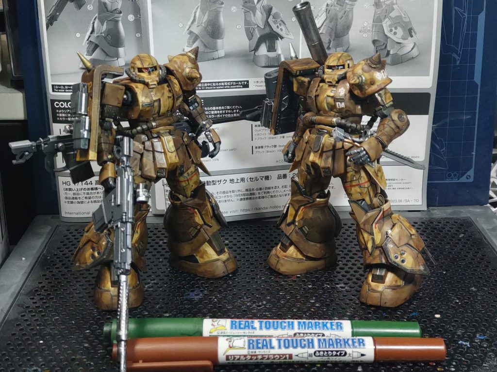 最後に、茶と緑をランダムに色を付けて、綿棒でゴシゴシこの風、このベタベタ感こそ迷彩よ❗