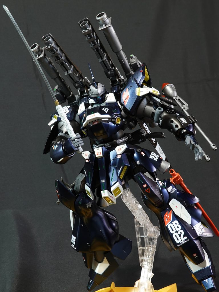 日本刀抜刀!これも大胆なポーズが取れないのが残念。旧ケンプファーのパーツはエッジやモールドが甘い所がありますが、完成したときの格好良さは抜群です。