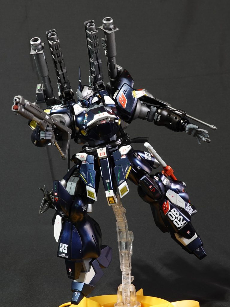 射撃してるつもり。このキットですが、バーニアに干渉してしまい下半身のポーズがほとんど取れません。