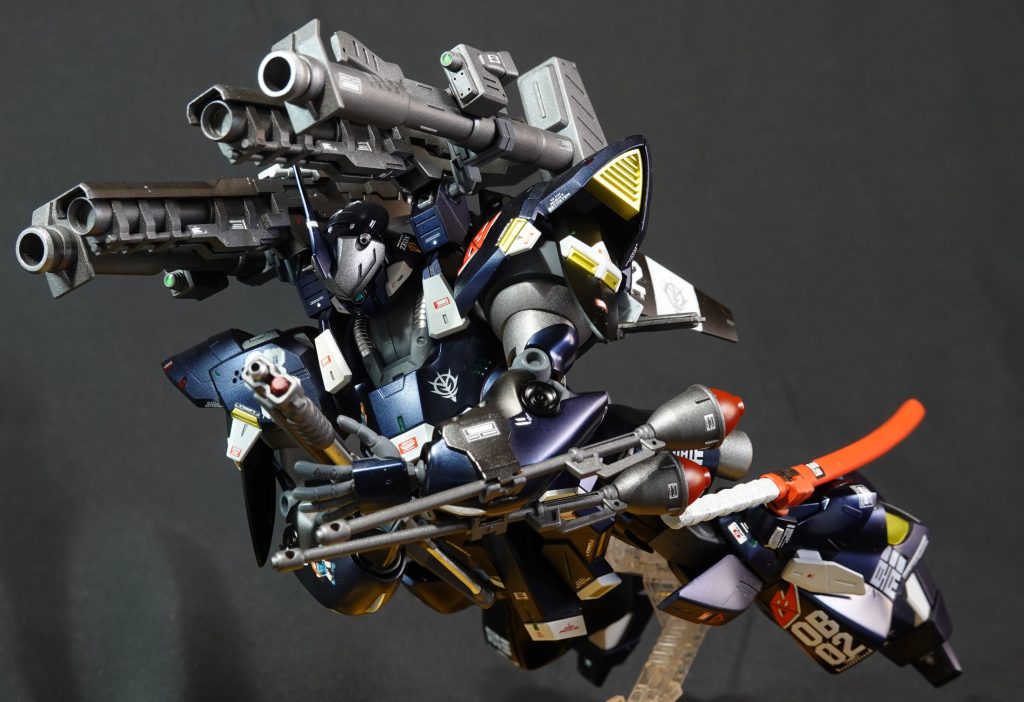 0080の市街地滑空のイメージです。「モビルスーツ高速移動中 住宅街へ向かっています」コイツならアレックスにも勝てるかな?