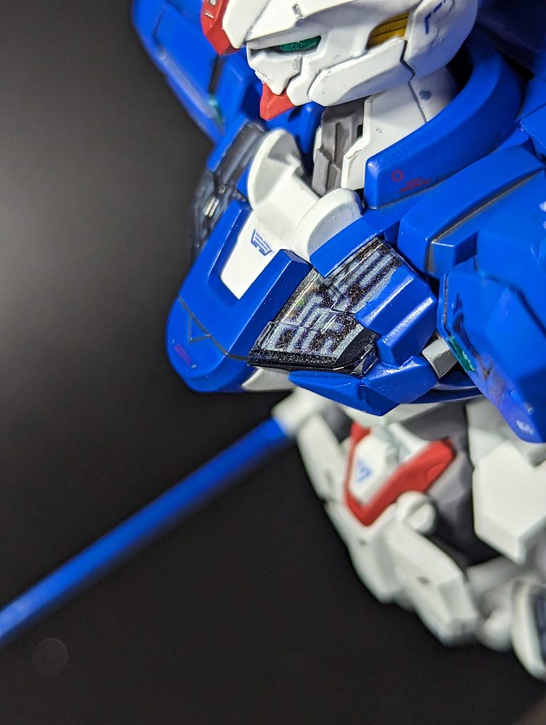 シェルユニットはどうするか大分迷いましたが、自作した透過デカールをメタリック塗装の上に貼る形にメタリック感を目立たせるために発光パターンのラインはかなり簡略化してますクリアパーツには光沢クリアーに少しシルバーを混ぜて吹いてます