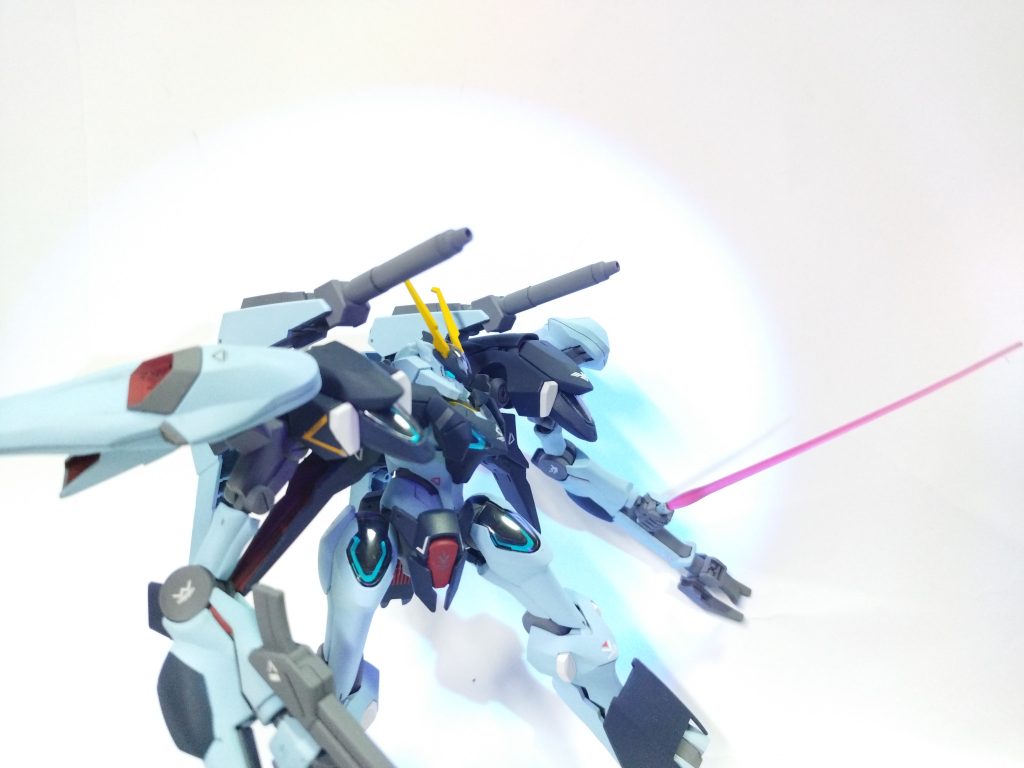 近接戦を得意とするMSだがバックパックに装備したビームキャノンによる遠距離攻撃も可能。