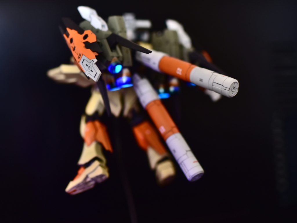 本機はνガンダム最大の特徴といえるオールレンジ攻撃兵装フィン・ファンネルを廃止する一方、大型の可動式スラスター10基を有する高機動スラスターバインダーに換装することによる高機動戦闘及び大型ビームライフルによる高火力化が図られている。フィン・ファンネル仕様廃止は地球連邦軍の力の象徴としてのガンダムを求める一方でジオニズムの根幹たるニュータイプ思想を否定したいと考える地球連邦政府の相反する思惑によるものであった。
