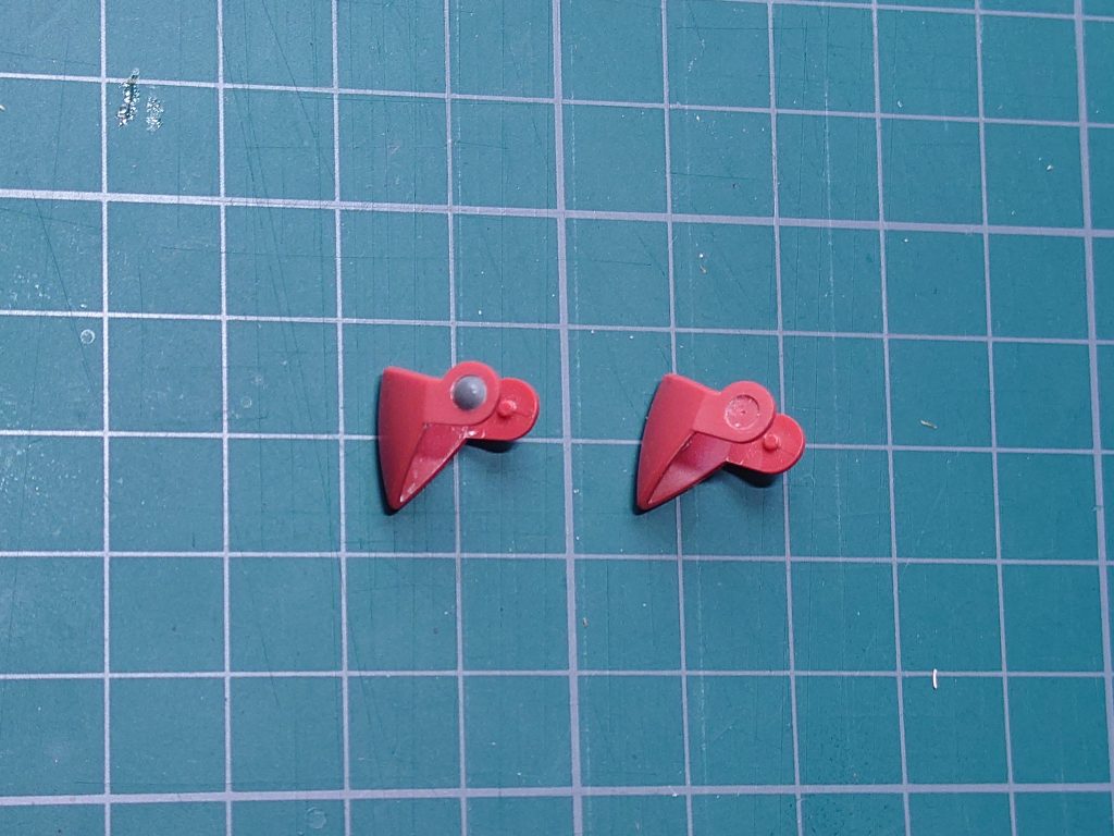 ヒザアーマーの側面のディテールは軽く彫り込んでリベットを埋め込み。