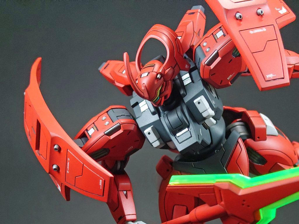 頭部のビームバルカンはHi-Qパーツのメタルパーツに置き換え、アンビカーのスラスターらしきパーツはWAVEのOボルト、その他コトブキヤのパーツを使いディティールアップ。