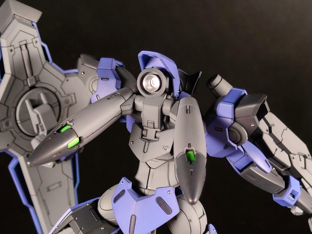 背面のバーニアは内部がスカスカだったのでもう一つバーニアを埋め込み。本体全体には軽めにドリルで開口して1mmスチールボールを埋め込んでます。
