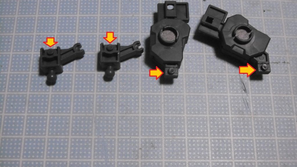 パチ組み状態で可動させると脚がスポスポ抜けたので、接続軸に接着剤を塗りポリキャップごと固定。接着までされなくても軸は太くなり、抜け難くしました。が、この2点であの大きな脚部を支えるには重過ぎるのか、抜ける時はあっさり抜けます(抜けた)
