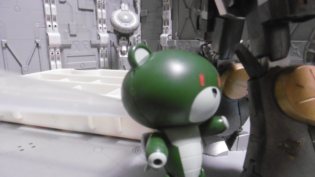 「ネェネェ アレ ナニヤッテルノ ?」