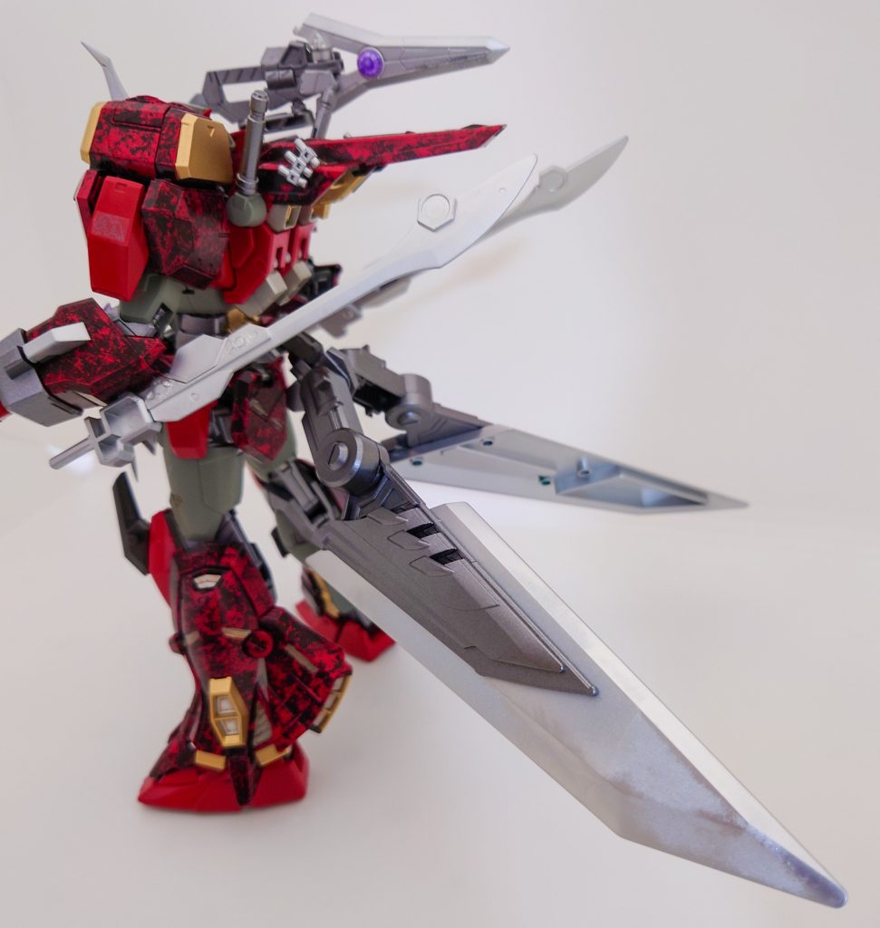 高速戦闘に使えるスラスターユニットであると同時に武器にも変形します。