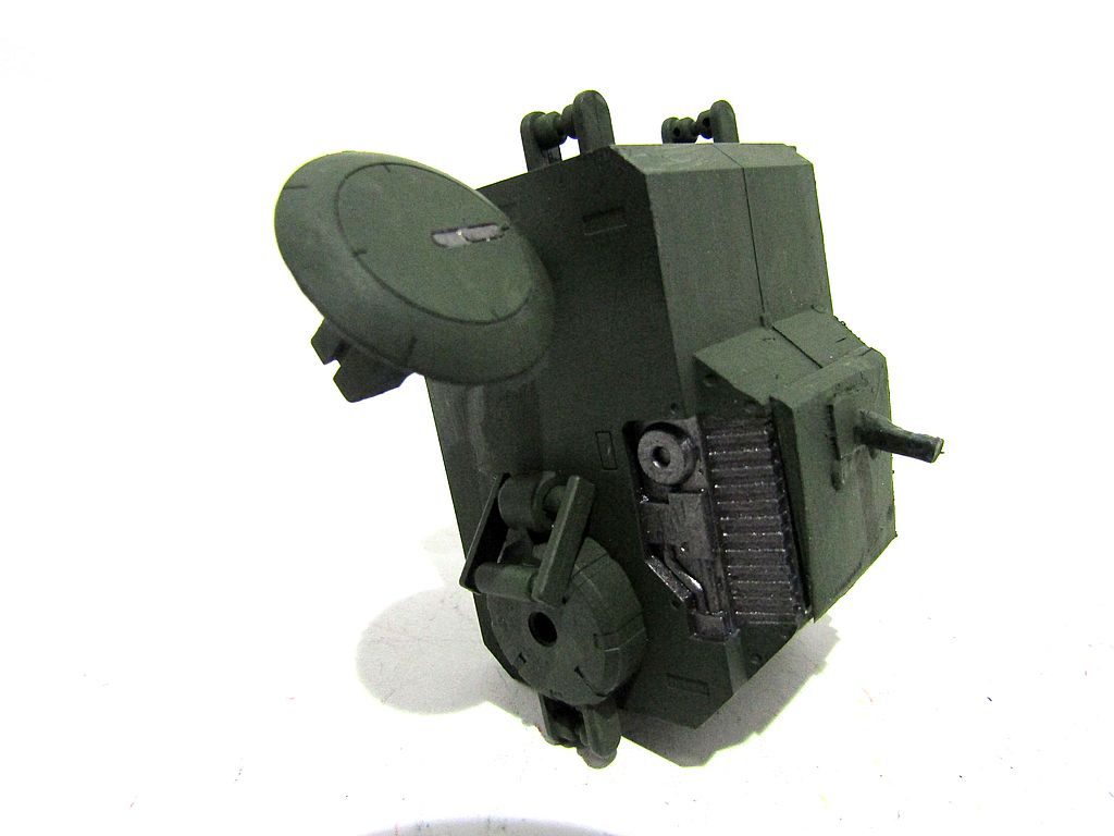 陸戦型ガンダムのコンテナと悩みましたが、鹵獲品になってしまうため、30MMのコンテナにしました。グフのバックパックの傾斜に合わせてプラ板で調整しています。日程がギリギリだったのでもう少し丁寧に仕上げたかったところです。