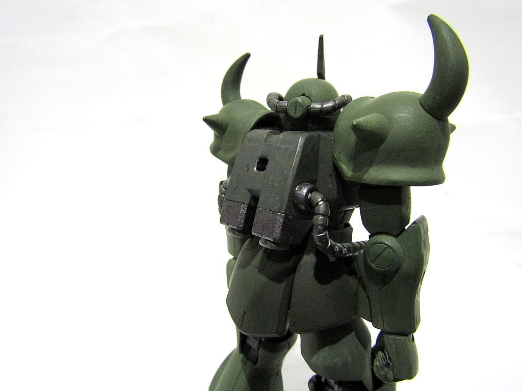 グフ側はリバイバルグフのノーマルバックパックに穴があるので、そこを接続に使用しました。