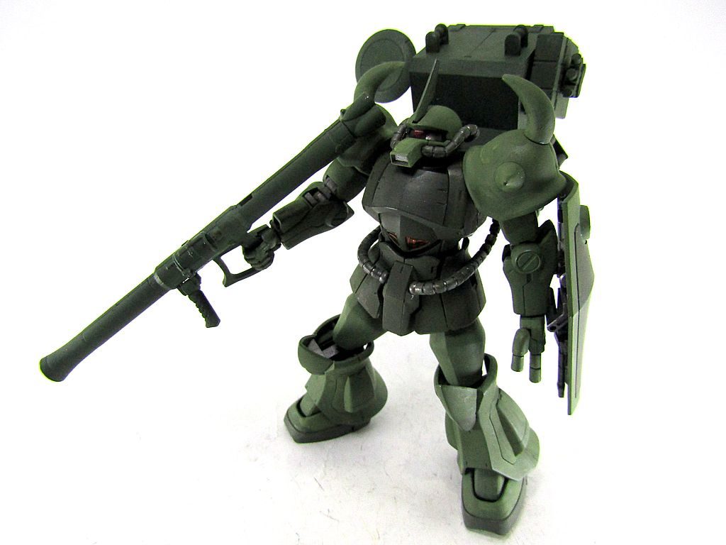 グフを森林系カラーにし、作戦継続能力向上ようにコンテナ、レーダー、基地の入り口を破壊するためのバズーカ、ロケット砲、スモークディスチャージャー、対MSマインを追加装備しています。