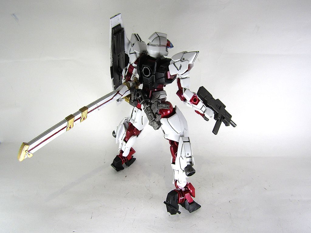 左腰には対MS刀「True Heart SIX」、右腰に対MS拳銃「SOCOM No.23」。いつものビルド系のパーツからジョイントを作成しました。True Heart SIX（真心＝孫と六で孫六）はビルダーズパーツのランチャーから、SOCOMはセンチュリーウェポンズのハンドガンです。