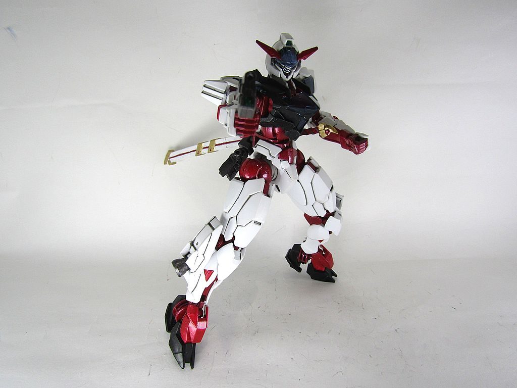 007のようなポーズ。何となくハンドガンを持たせたくなりました。