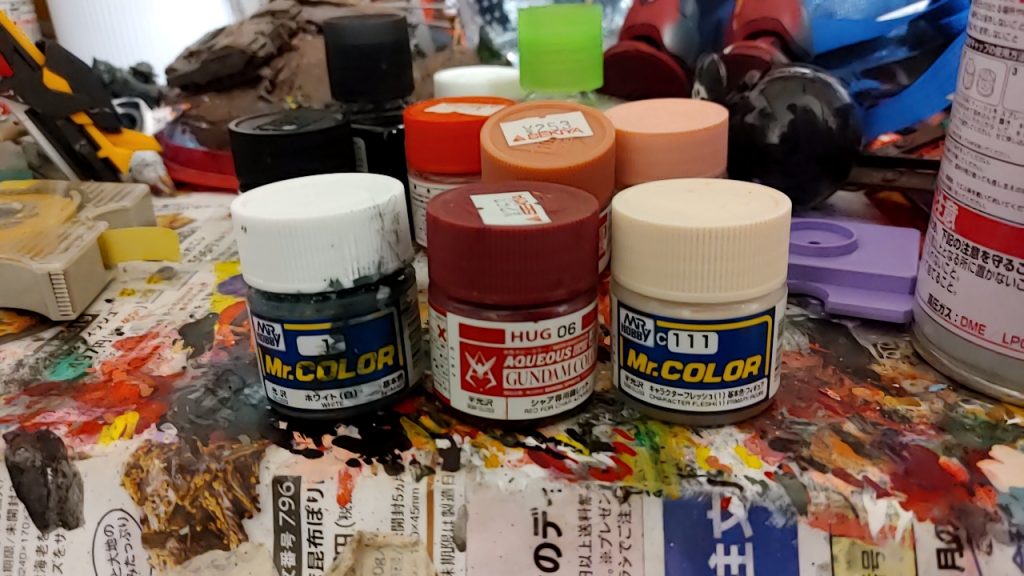 塗料は何を使っているの？との声も聞こえるので主にこの3つを使っています。左のホワイトですが、自作した影専用の塗料になります。調合は教えることはできません。企業秘密的な？やつですw