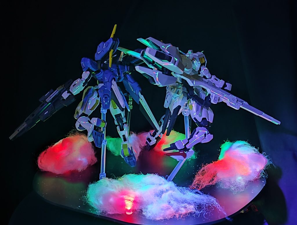 後ろバリアブルロッドライフルのバーニア部と砲身部にはメタリックグリーン&蛍光グリーンで塗装していますコレもあってブラックライトで反応して光ります✨