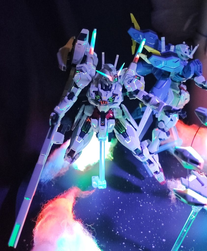 斜め上2キャリバーンのビットステイヴは虹色グラデーションで塗装しています虹色スミ入れも相まって真っ白だった機体がかなり派手になりました✨