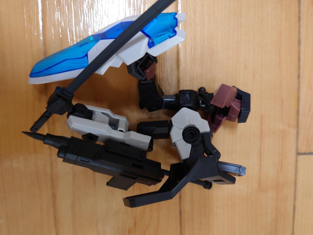 紹介で書いたガイアガンダムの部分です。そのままだとルブリスソーン二くっつかないので肩を噛ませてます。
