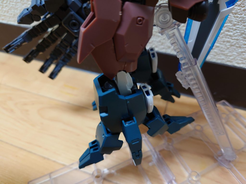 脚部はラファエルガンダムのビッグキャノンを付けてます。エネルギー問題は解決かな？