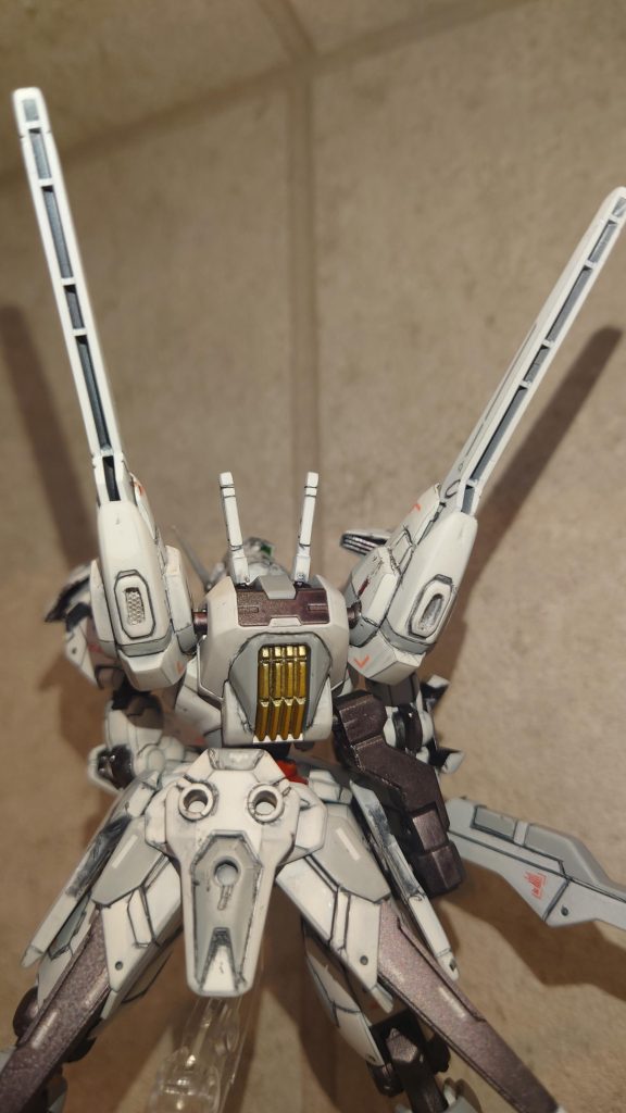 バックパックは一部カットし、メッシュパーツを貼付けてみました。写真だとあまりわからない…。