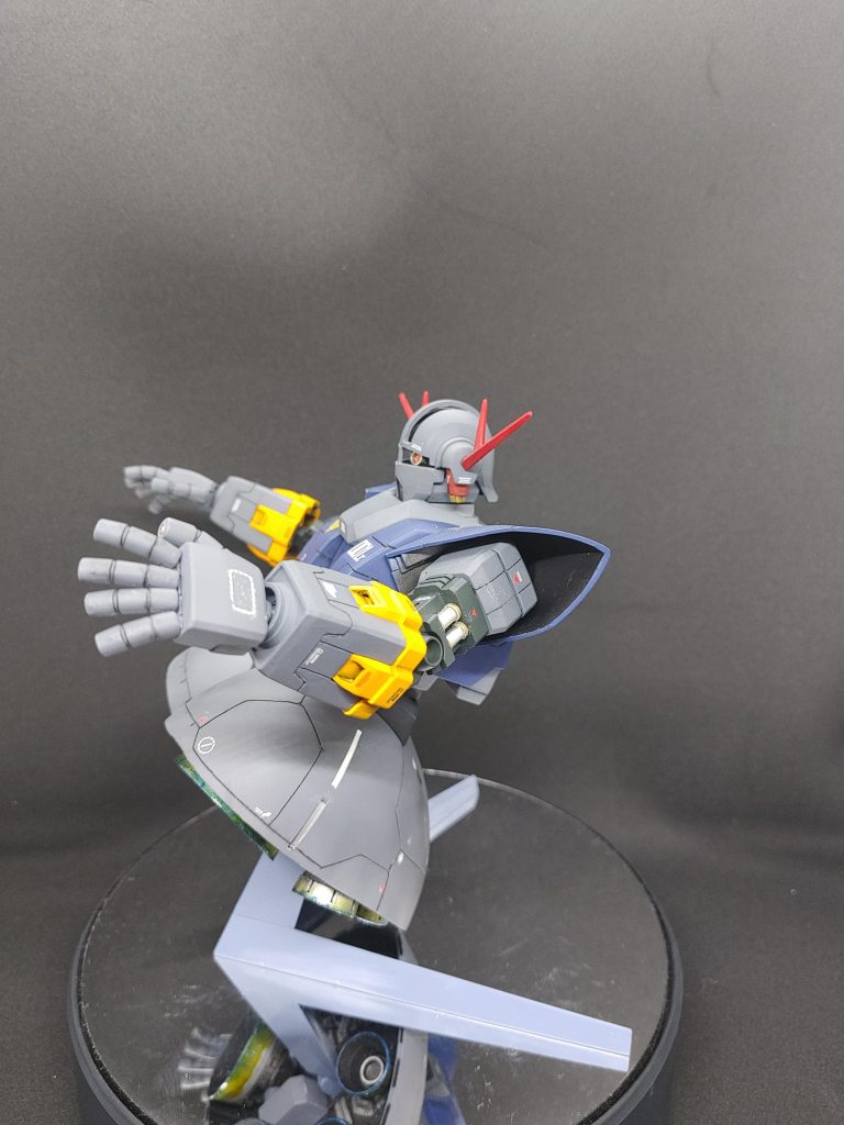 RGっぽく腰を前に曲げたくてパーツを削ったり、プラ板足したりしたのですがあんまり曲がりませんでした😞💨