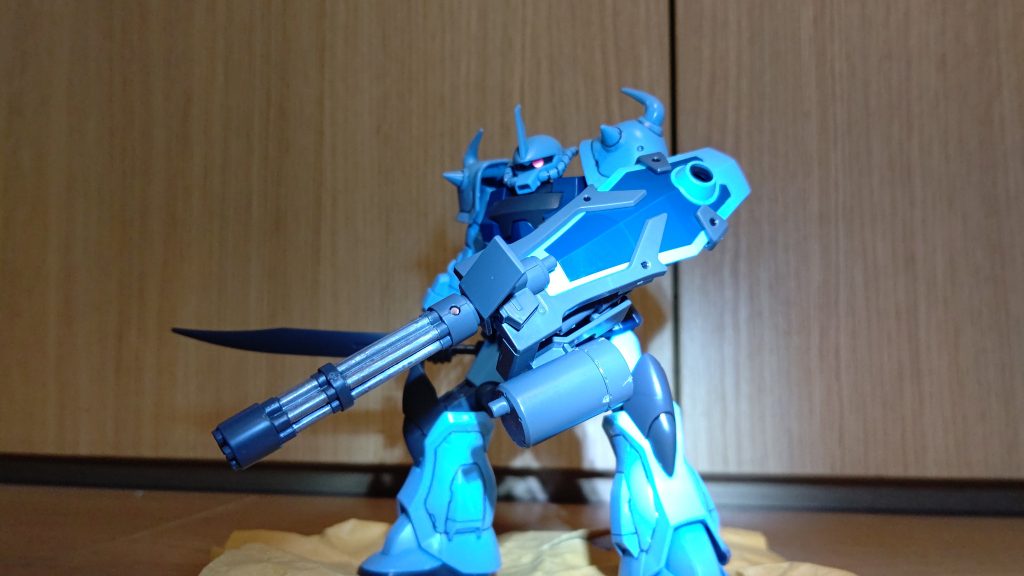 (見えにくいけど)ヒート・サーベル抜刀！さらに見えにくいけどグフカスタムの下の地面は画用紙をくしゃくしゃにして、砂漠をイメージしました。ではまた👋😉