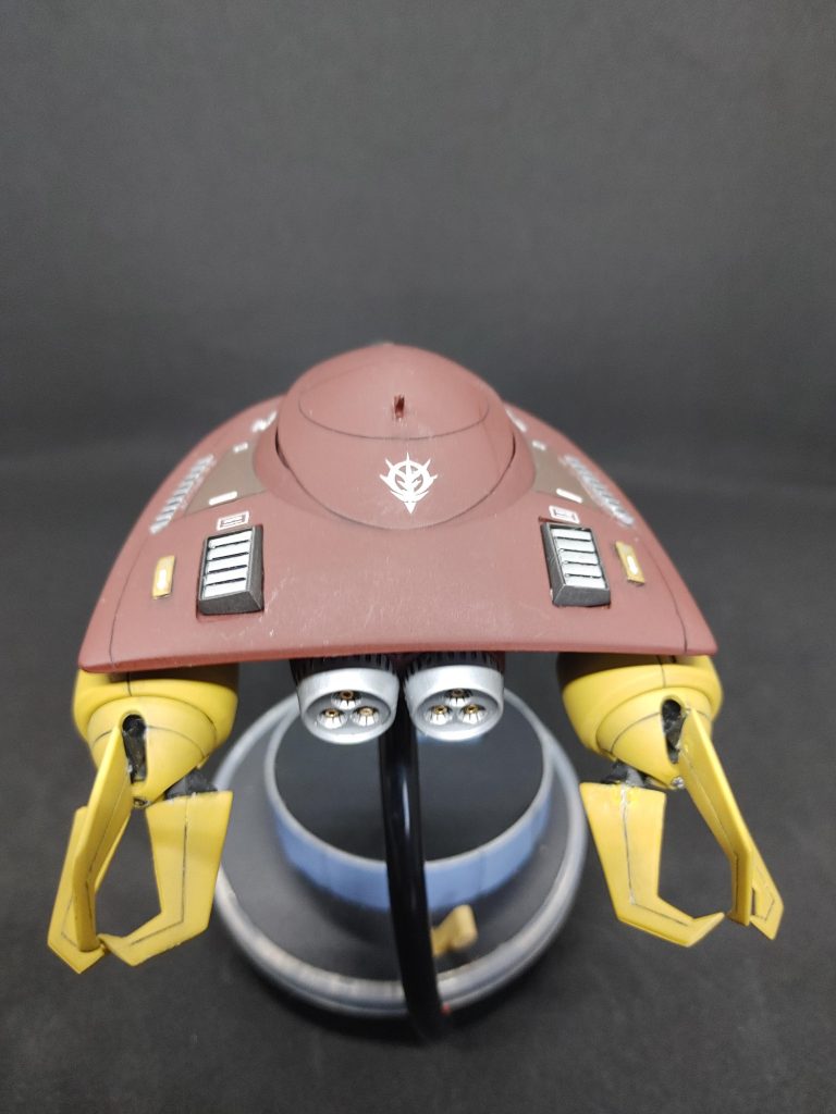 単３電池を使用したため、キット内に収まらず台座の下に電池ボックスを作りました。コードが剥き出しになるハメに・・・カバーは付けましたが。