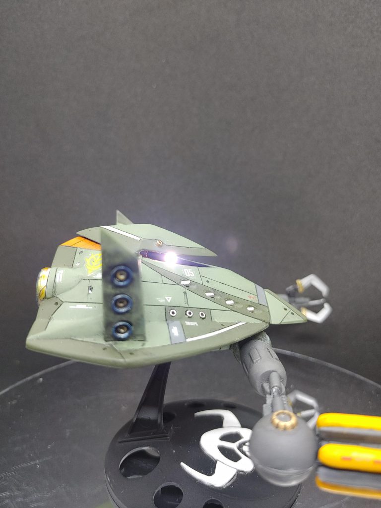 前回の反省を踏まえモノアイ電飾は電池、スイッチは内部に収納。後部のバーニアにプラ棒、本体に受けを作って取り外し出来るようにしました。ビグロのモノアイ可動は鋭角な三角形なのでプラ板でレールを作成しました。(ビグロのモノアイって可動しないんでしたっけ?)