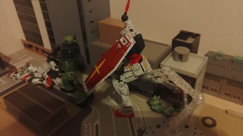 トドメを刺しに飛び掛かるガンダム。極めて柔軟にポージングできる横浜ガンダム。神キットだと思います。
