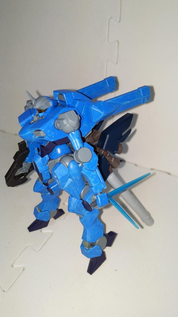 機体銘「ザウォートレヴ」ダイバーネーム リタカタログスペックシュートアビリティ 270ファイトアビリティ 240ディフェンスアビリティ 60スピードアビリティ ???パワーアビリティ 230「青の魔術師」や「蒼き俊星」などの異名を持つ少女ダイバー、リタの愛機。パーソナルカラーは青でダイバーネームの由来はガンダムNTのキャラクター、リタ・ベルナル。リタは極めて高い操縦技術と類い稀な戦闘センスを持つが基本的に通常のバトルは好まず、GBNではいつもタイムアタックミッションやレースミッションばかりしていてそれらのミッションでは上位レコードの常連。機動力の高い機体を好み、バトルスタイルは高機動による徹底したヒットアンドアウェイ。自身は一切被弾せず、逆に敵の行動をうまく誘導して自分の攻撃を当てるその戦いぶりから「青の魔術師」の呼び名がついた。ザウォートレヴの機体特性は簡単にいえば機動力極振り。機体の装甲を極限まで軽量化してブースターの増設、さらにプロペラントタンクで航続距離と稼働時間を同時に確保した。対峙したダイバー曰く、「トランザムの加速に何の特殊コマンドも無しで追いついてきた」との事。しかし、それほどまでの過剰な加速力と引き換えに限界まで装甲を軽量化した為に耐久性は無いに等しい。その上、パワーも高くなくて武装も貧弱と言わざるをえない。長所と短所がはっきりわかれたピーキーな機体だが、リタの操縦技術により規格外の強さを発揮する。