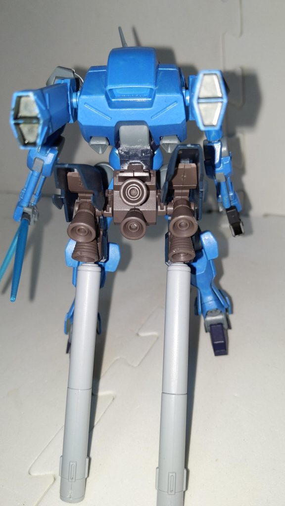 極限まで軽量化したザウォートの素体にNT版のシナンジュスタインの背部ブースターを装着している。圧倒的な加速力と航続距離や稼働時間を両立。